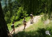 Wandern auf dem Meraner Höhenweg bei Naturns